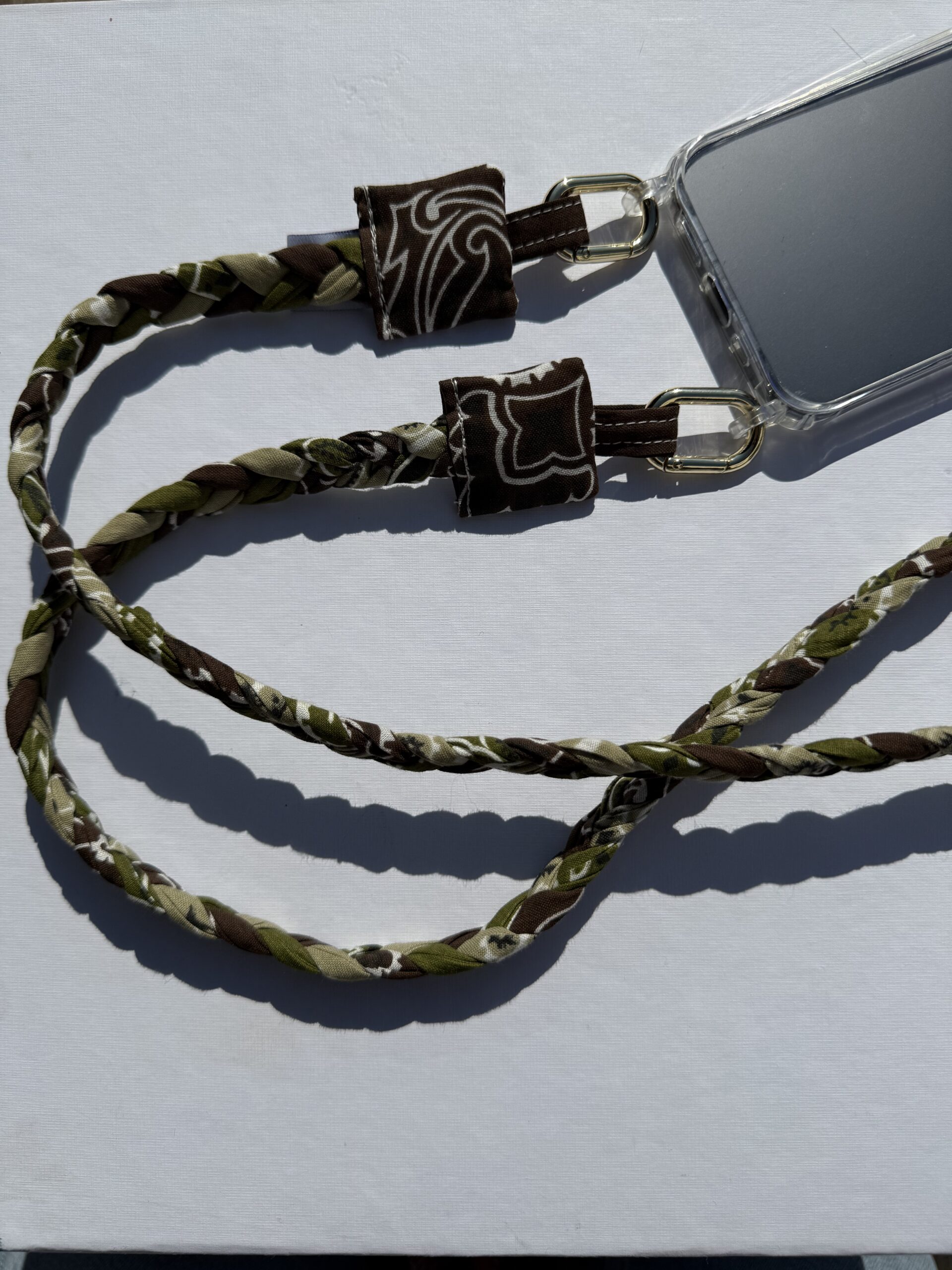 Anse de Téléphone tressée. Marron, kaki et beige