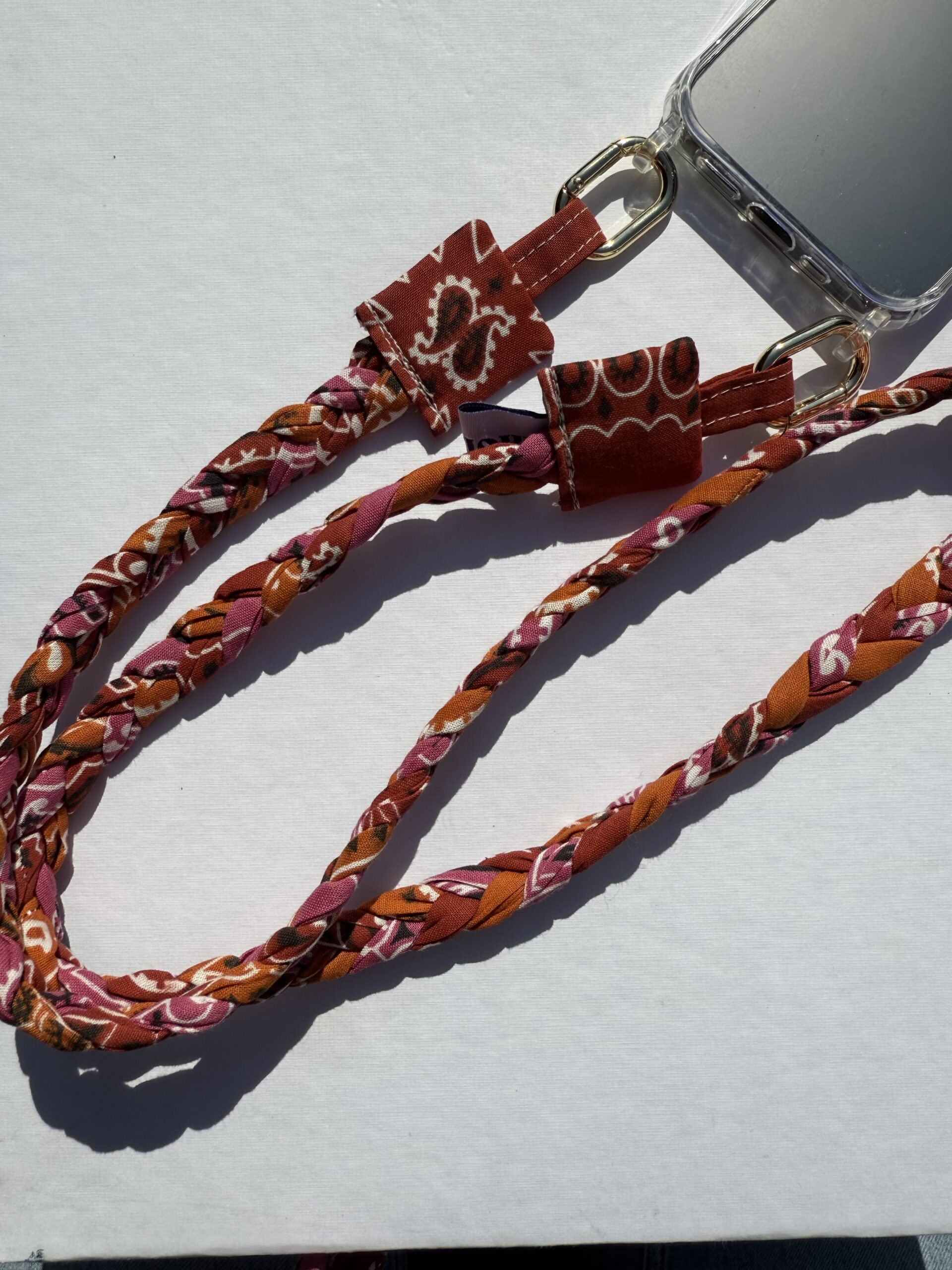 Anse de Téléphone tressée. Rouge Vintage, Orange Vintage et Fuchsia